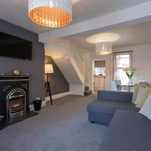 Hastings House - Modern 2 Bedroom House In Luton & Near Airport Holiday home Luton (Bedfordshire)